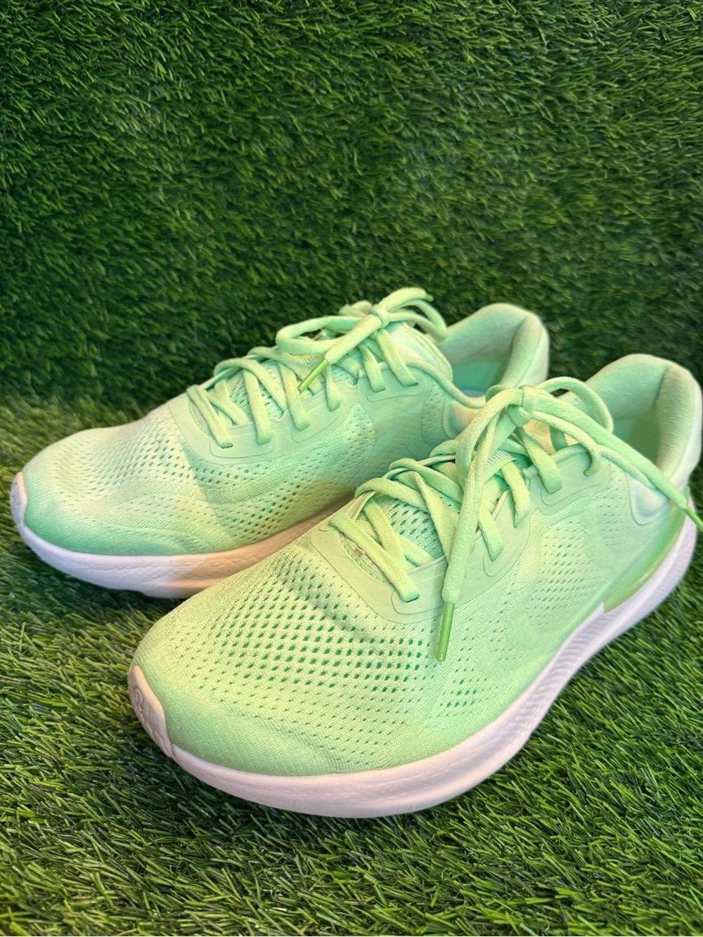 Lululemon Light Green Women's Running Mesh sneakers size 11